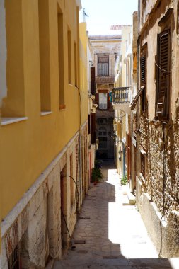 Sikladların merkezindeki Yunan adası Mykonos 'un cazibelerinden biri dar sokaklarıdır: küçük çiçekli balkonları olan beyaz evler kaldırımlı sokakların neredeyse üstüne dokunur.