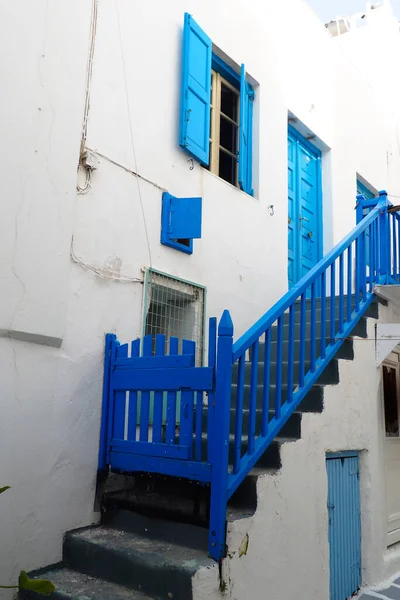 Ege Denizi 'nin göbeğindeki Yunan adalarının cazibelerinden biri de, kaldırımlı merdivenleri ve çiçekli küçük balkonlarıyla beyaz evlerle dolu dar sokaklar.