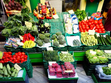 Mykonos 'taki bir markette taze sebzeler, Ege Denizi' nin merkezindeki ünlü Yunan adası Cyclades takımadası.
