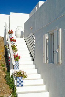 Ege Denizi 'nin göbeğindeki Yunan adalarının cazibelerinden biri de, kaldırımlı merdivenleri ve çiçekli küçük balkonlarıyla beyaz evlerle dolu dar sokaklar.