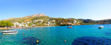 Siros 'taki Kini plajının panoramik manzarası, Ege Denizi' nin göbeğindeki Cyclades takımadasının güzel Yunan adası