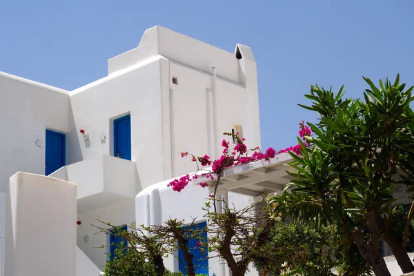 Hermosa Casa Con Paredes Buganvillas Florales Blancas Puertas Azules Mykonos — Foto de Stock