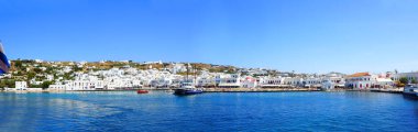 Mykonos limanının panoramik görüntüsü, Ege Denizi 'nin göbeğindeki ünlü Yunan takımadası.