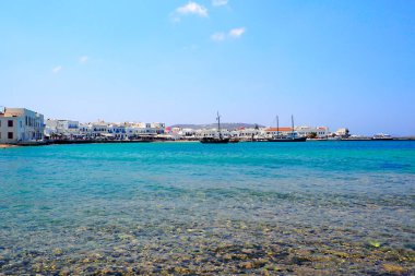 Mykonos limanının panoramik görüntüsü, Ege Denizi 'nin göbeğindeki ünlü Yunan takımadası.