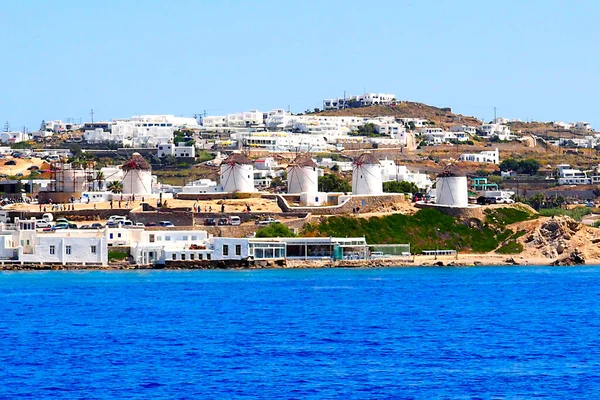 Widok Morza Pięciu Słynnych Wiatraków Dominujących Nad Portem Mykonos Grecja — Zdjęcie stockowe