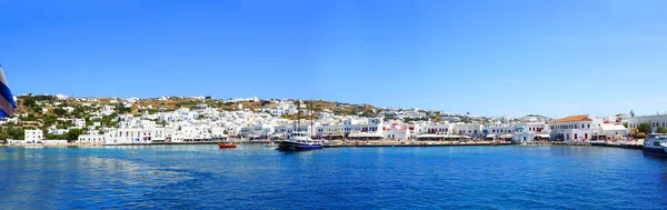 位于爱琴海中心的著名的希腊环群岛岛屿米科诺斯港的全景 — 图库照片