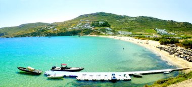 Mykonos 'un güneyindeki Ftelia plajının panoramik manzarası, Ege Denizi' nin göbeğindeki Cyclades takımadasının güzel Yunan adası