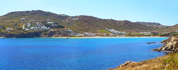 位于爱琴海中心的美丽的希腊塞克拉迪斯群岛岛Mykonos南部的Ftelia湾和海滩全景 — 图库照片
