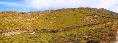 Mykonos Dağı 'ndaki duvarlar, Ege Denizi' nin göbeğindeki Cyclades takımadasındaki muhteşem ada.