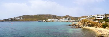 Platis Gialos 'un panoramik manzarası, pek çok turistik tesisi ve Ege Denizi' nin merkezindeki Yunan Kiklad adası olan Mykonos 'un en ünlü plajlarından biri.