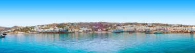 Mykonos limanının panoramik görüntüsü, Ege Denizi 'nin göbeğindeki ünlü Yunan takımadası.