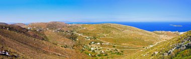 Siros 'un muhteşem panoramik manzarası, Ege Denizi' nin göbeğindeki Cyclades takımadalarında muhteşem bir ada, ve Hermes şehri,