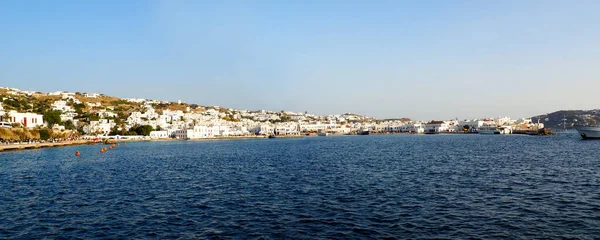 ミコノス島 エーゲ海の中心部にあるキクラデス諸島の有名なギリシャの島の港のパノラマビュー — ストック写真
