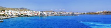 Ege Denizi 'nin göbeğinde, Panaghia Evangelistria kilisesinin egemen olduğu Cyclades takımadasının muhteşem adası Tinos limanının muhteşem panoramik manzarası.