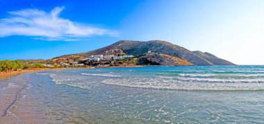 Siros 'taki Galissas' ın kumlu plajının muhteşem panoramik manzarası, Ege Denizi 'nin göbeğindeki Kiklad Takımadasının ünlü Yunan adası.