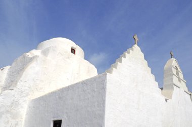 Panagia Paraportiani Kilisesi, Ege Denizi 'nin kalbinde yer alan Cyclades takımadasında, Yunanistan' ın Mykonos adasında, Chora kasabasının Kastro ilçesinde yer almaktadır. Yunanca 'da 