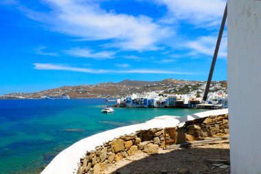 Ege Denizi 'nin merkezindeki Kiklad adalarındaki beyaz yel değirmenlerinden Mykonos limanının manzarası