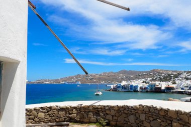 Ege Denizi 'nin merkezindeki Kiklad adalarındaki beyaz yel değirmenlerinden Mykonos limanının manzarası