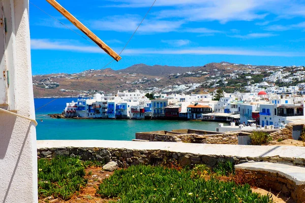 从爱琴海中心的Cyclades群岛的白色风车俯瞰Mykonos港 — 图库照片