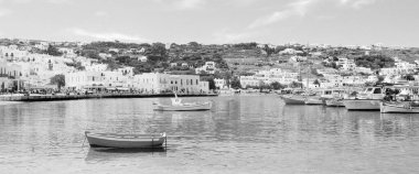 Eski Mykonos limanının (Yunanistan) siyah beyaz klasik manzarası, Ege Denizi 'nin göbeğindeki Kiklad takımadalarının güzel adası