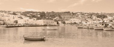Eski Mykonos limanının (Yunanistan) klasik sepia manzarası, Ege Denizi 'nin göbeğindeki Cyclades takımadasının güzel adası