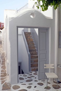 Cyclades 'in göbeğindeki Yunan adası Mykonos' un cazibelerinden biri de küçük çiçekli balkonları olan beyaz evlere girmek için dar merdivenleridir. 