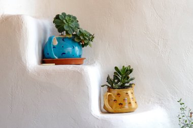 Ege Denizi 'nin merkezindeki Yunan Kiklad Adası Mykonos' un güzelliklerinden biri de eski kentte (Hora) bulunan küçük çiçekli merdivenlerdir.)