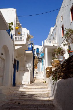 Cyclades takımadalarının merkezindeki muhteşem bir Yunan adası olan Mykonos 'un güzelliklerinden biri dar sokakları, küçük merdivenleri, kaldırımlara bakan küçük çiçekli balkonları ve beyaz evleridir..