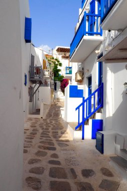 Cyclades takımadalarının merkezindeki muhteşem bir Yunan adası olan Mykonos 'un güzelliklerinden biri dar sokakları, küçük merdivenleri, kaldırımlara bakan küçük çiçekli balkonları ve beyaz evleridir..