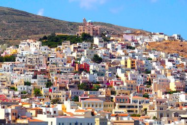 Ermoupoli şehrinin panoramik manzarası, biri Katolik, diğeri Ortodoks olmak üzere iki katedralin egemen olduğu Hermes şehri, Ege Denizi 'nin merkezinde yer alan muhteşem bir Cyclades adası olan Syros' un başkentidir.