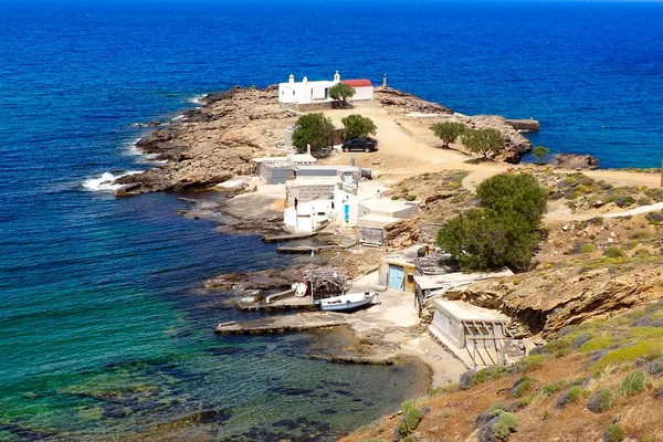 漁港があるメルキア ビーチとエーゲ海の中心に位置するキクラデス諸島の有名なギリシャの島 ミコノス島の北にある聖ニコラス礼拝堂 — ストック写真