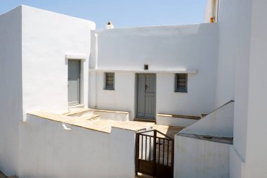 Panagia Vourniotissa manastırındaki rahiplerin hücreleri, Ege Denizi 'nin göbeğinde, Agapi köyü yakınlarındaki bir Cyclades adası olan Tinos' taki Ortodoks hac yeridir.