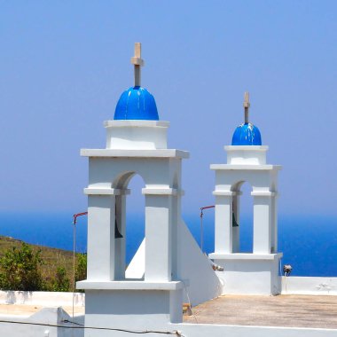 Panagia Vourniotissa Manastırı 'nın çan kuleleri, Ege Denizi' nin göbeğindeki Tinos, Cyclades adasında, Agapi köyü yakınlarındaki önemli bir Ortodoks hac yeri.