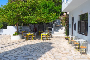 Ege Denizi 'nin kalbinde yer alan Cyclades Takımadası' ndaki Tinos adasında (köyün etrafını çevreleyen granit bloklardan dolayı adı 