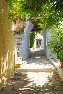 Cyclades takımadalarında, Ege Denizi 'nin kalbinde adı 