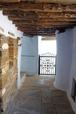 Yunanistan 'ın güzel ve ünlü Tinos adasında, Ege Denizi' nin göbeğinde yer alan Kechrovouni manastırı, 10. yüzyılda Arnados köyü yakınlarında inşa edilmiş büyük bir dini komplekstir.