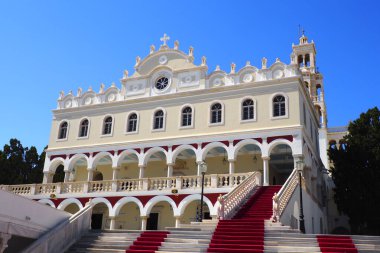 muhteşem Panagia Evangelistria Katedrali Tinos 'a (Yunanistan) tepeden bakan, Ege Denizi' nin göbeğindeki Cyclades takımadasının muhteşem adası
