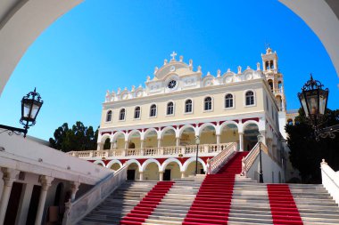 muhteşem Panagia Evangelistria Katedrali Tinos 'a (Yunanistan) tepeden bakan, Ege Denizi' nin göbeğindeki Cyclades takımadasının muhteşem adası