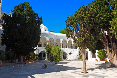 muhteşem Panagia Evangelistria Katedrali Tinos 'a (Yunanistan) tepeden bakan, Ege Denizi' nin göbeğindeki Cyclades takımadasının muhteşem adası
