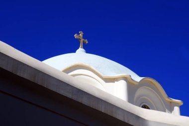 Büyüleyici Panagia Evangelistria Katedrali 'nin kubbesi ve güzel ortodoks haçı, Ege Denizi' nin göbeğindeki ünlü güzel Kiklad adası Tinos 'a (Yunanistan) bakıyor.