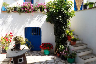 Dovecotlar, Ege Denizi 'nin göbeğindeki Tinos Adası' nın simgelerinden biri olan Eole 'nin antik rüzgar tanrısı. Mimarileri olağanüstü.