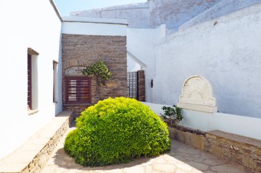 Yunanistan 'ın güzel ve ünlü Tinos adasında, Ege Denizi' nin göbeğinde yer alan Kechrovouni manastırı, 10. yüzyılda Arnados köyü yakınlarında inşa edilmiş büyük bir dini komplekstir.