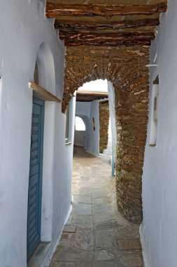 Yunanistan 'ın güzel ve ünlü Tinos adasında, Ege Denizi' nin göbeğinde yer alan Kechrovouni manastırı, 10. yüzyılda Arnados köyü yakınlarında inşa edilmiş büyük bir dini komplekstir.