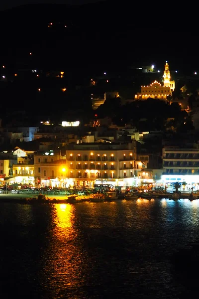 エーゲ海の中心部にあるキュクラデス諸島の壮大な有名な島 ティノス ギリシャ の港の夜景は パナギア エバンジェリスト教会によって支配されています — ストック写真