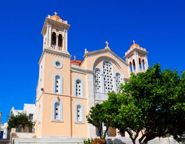 Aziz Dimitrios Kilisesi 'nin muhteşem çan kulesi, Ege Denizi' nin göbeğindeki Tinos adasında (Yunanistan) mermer zanaatkarlarıyla ünlü Pyrgos köyünde.