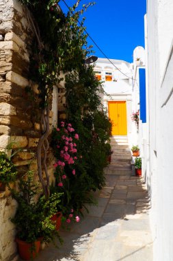 Cyclades takımadaları adalarının cazibelerinden biri (burada, Yunanistan 'daki Tinos Adası' ndaki Pyrgos adasında) dar sokaklardır: beyaz evler, renkli kapılar, çiçekli balkonlar ve kaldırımlar.