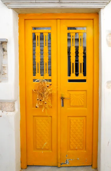 Die Soliden Alten Türen Und Fenster Aus Bemaltem Holz Sind — Stockfoto