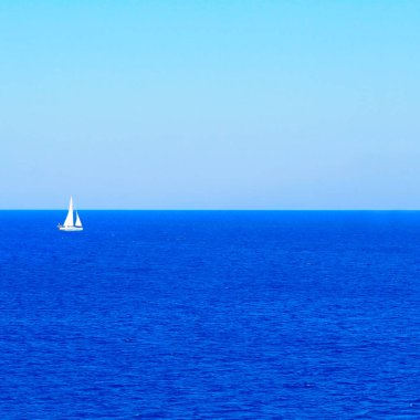 Tekne, Ege Denizi 'nin göbeğinde, ünlü Cycladic adaları Tinos ve Andros' u ayıran boğazda seyrediyor.