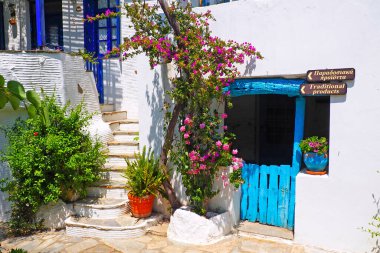 Cyclades adalarının cazibelerinden biri (burada, Yunanistan 'ın Tinos adasındaki Volax köyünde), Ege Denizi' nin kalbinde, kaldırımlı merdivenleri ve küçük balkonları olan beyaz evlerle dolu dar sokaklar vardır.