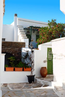 Cyclades takımadaları adalarının cazibelerinden biri (burada, Yunanistan 'daki Tinos Adası' ndaki Pyrgos adasında) dar sokaklardır: beyaz evler, renkli kapılar, çiçekli balkonlar ve kaldırımlar.
